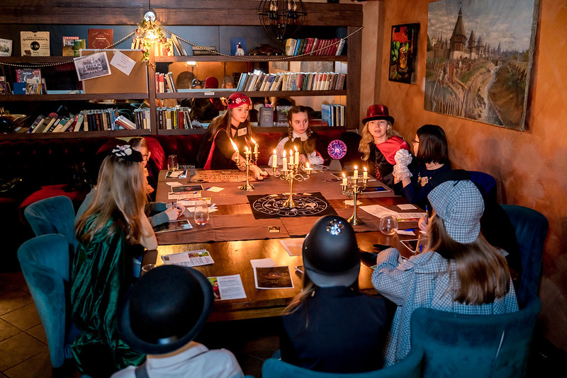 Дети разгадывают загадки в семейном квесте Хэллоуина в Кривому Розі