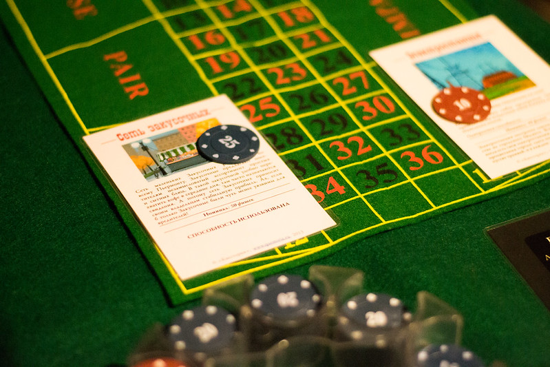 Ведущий развлекает гостей на корпоративе в Кривому Розі